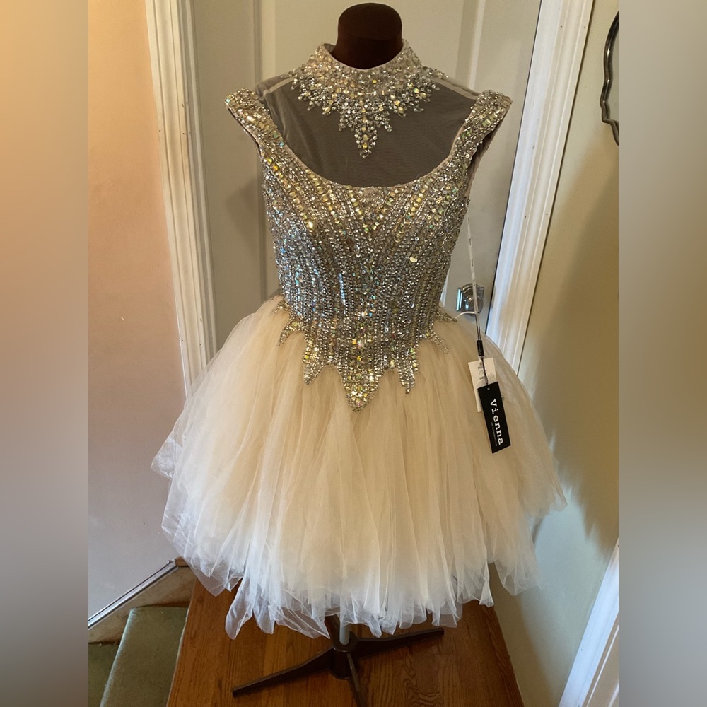 Vienna size 8 prom dress
